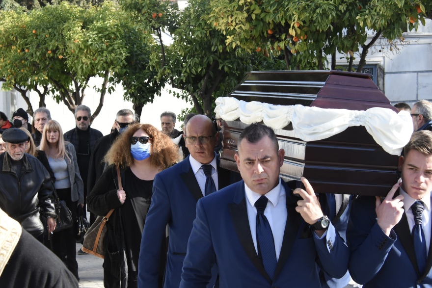 Θλίψη στην κηδεία του Ερρίκου Ανδρέου - Δεν μπόρεσε να παραστεί η Νόρα Βαλσάμη 