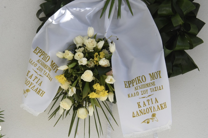 Θλίψη στην κηδεία του Ερρίκου Ανδρέου - Δεν μπόρεσε να παραστεί η Νόρα Βαλσάμη 