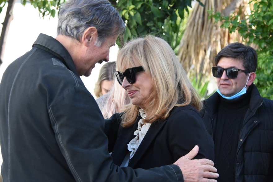 Θλίψη στην κηδεία του Ερρίκου Ανδρέου - Δεν μπόρεσε να παραστεί η Νόρα Βαλσάμη 