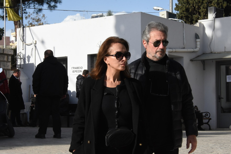 Θλίψη στην κηδεία του Ερρίκου Ανδρέου - Δεν μπόρεσε να παραστεί η Νόρα Βαλσάμη 