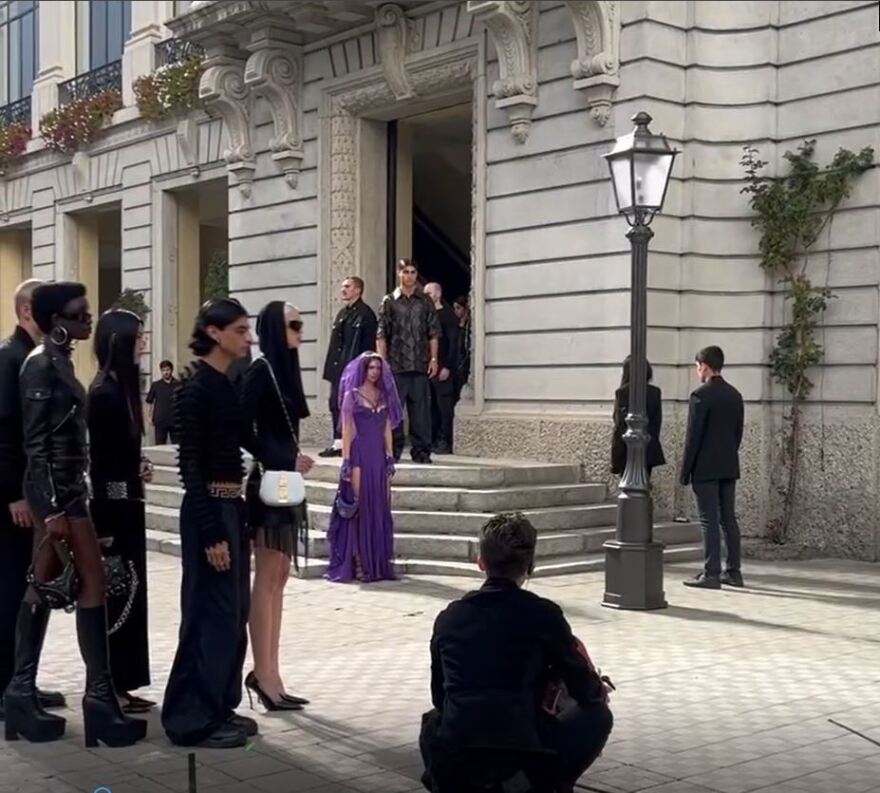 Έμιλι Ραταϊκόφσκι: Εμφάνιση με μοβ νυφικό