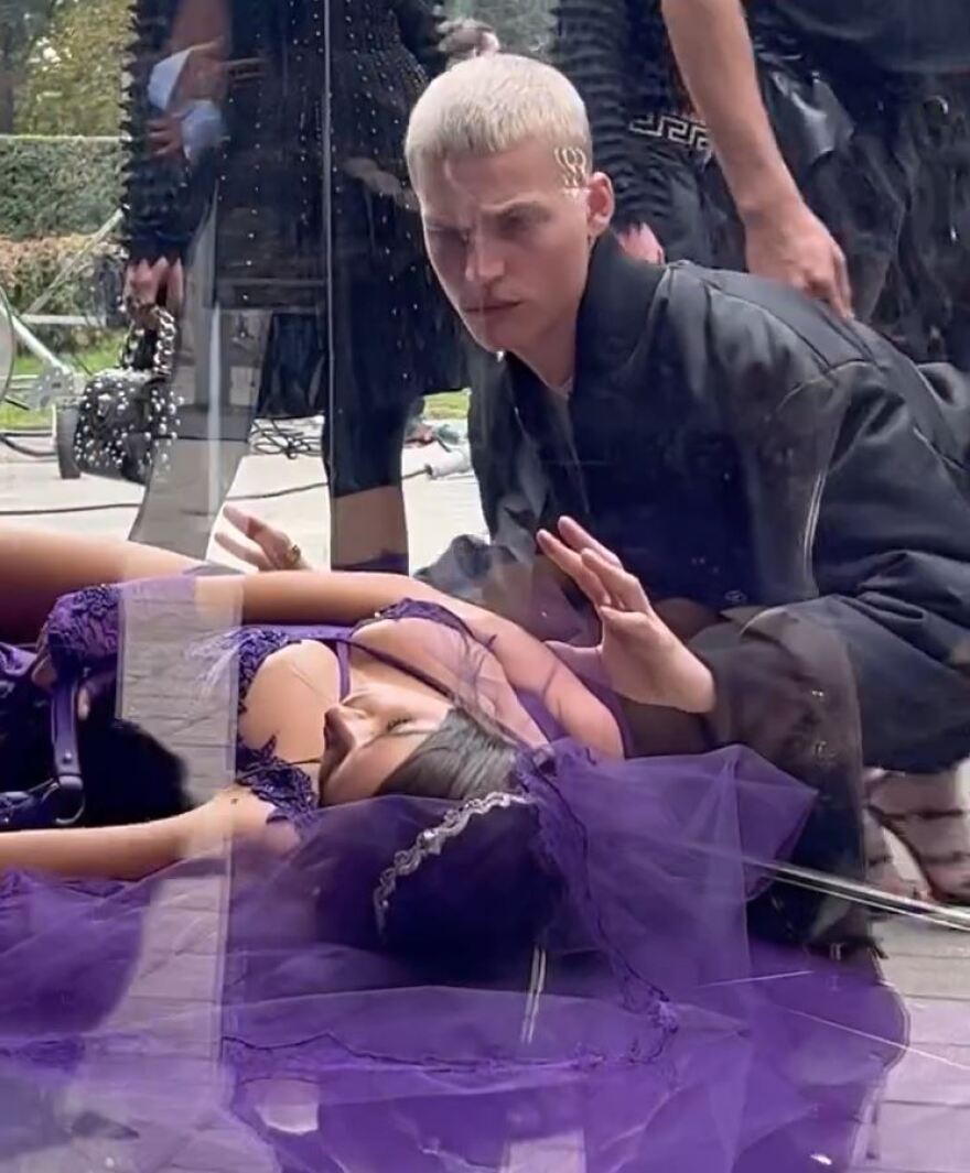 Έμιλι Ραταϊκόφσκι: Εμφάνιση με μοβ νυφικό