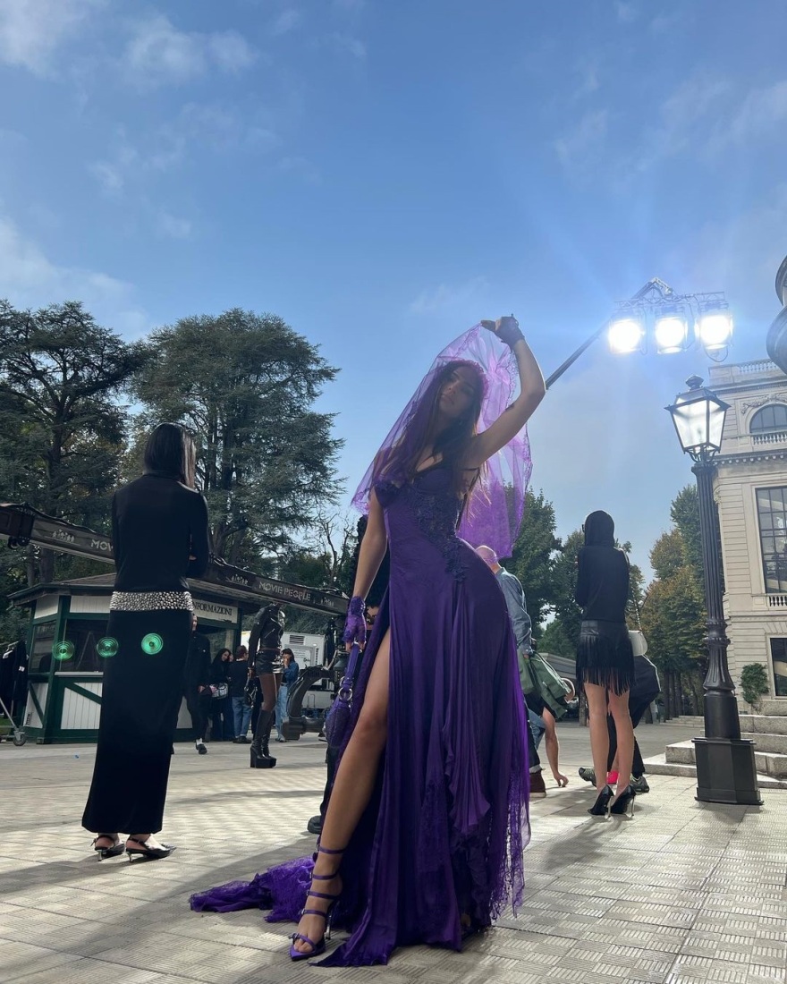 Έμιλι Ραταϊκόφσκι: Εμφάνιση με μοβ νυφικό