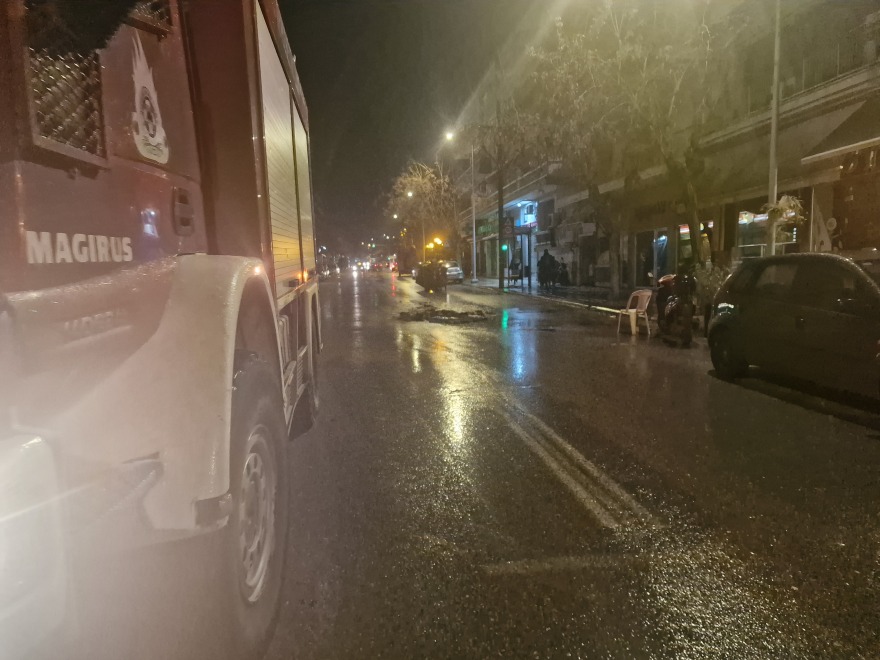Επεισόδια έξω από το «Κλεάνθης Βικελίδης»: Άγνωστοι πέταξαν πέτρες και φωτοβολίδες στους αστυνομικούς