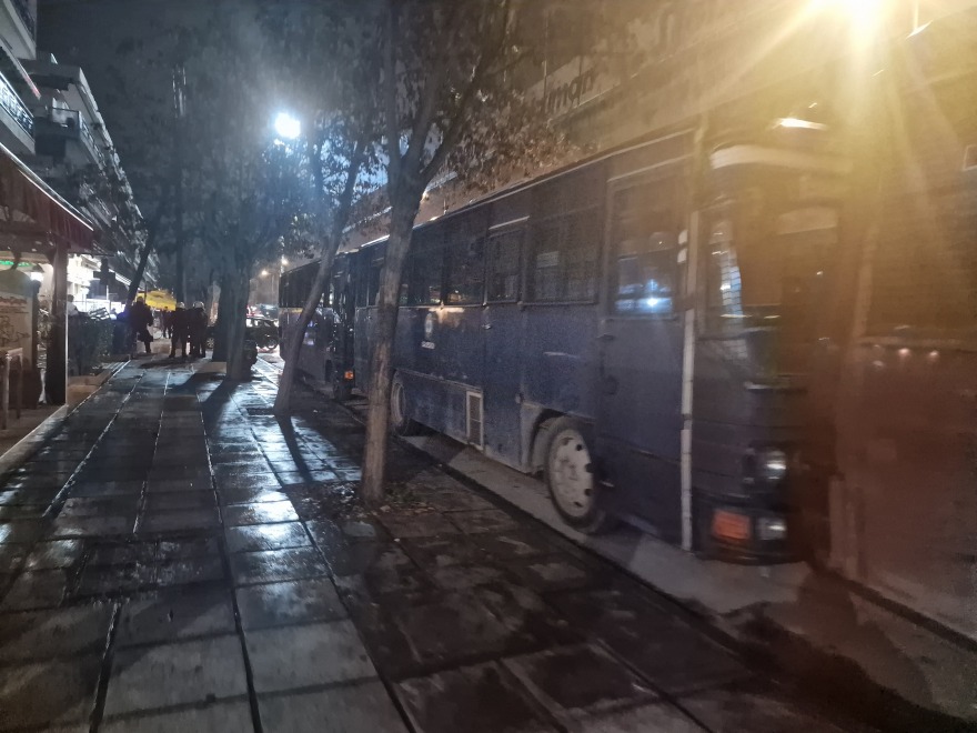 Επεισόδια έξω από το «Κλεάνθης Βικελίδης»: Άγνωστοι πέταξαν πέτρες και φωτοβολίδες στους αστυνομικούς