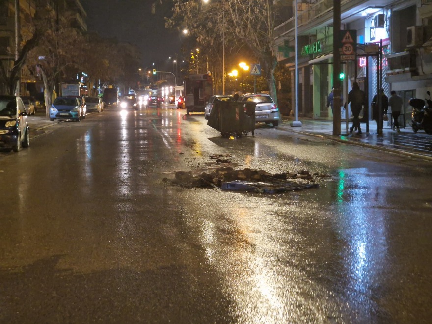 Επεισόδια έξω από το «Κλεάνθης Βικελίδης»: Άγνωστοι πέταξαν πέτρες και φωτοβολίδες στους αστυνομικούς