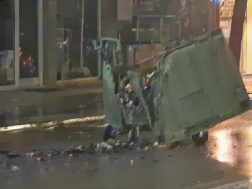 Επεισόδια έξω από το «Κλεάνθης Βικελίδης»: Άγνωστοι πέταξαν πέτρες και φωτοβολίδες στους αστυνομικούς