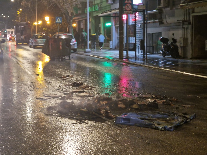 Επεισόδια έξω από το «Κλεάνθης Βικελίδης»: Άγνωστοι πέταξαν πέτρες και φωτοβολίδες στους αστυνομικούς