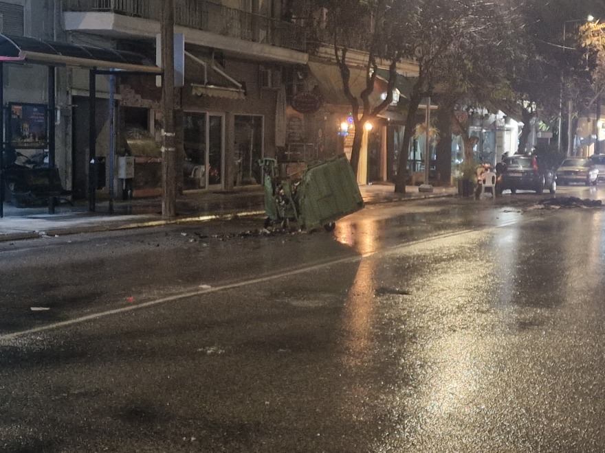 Επεισόδια έξω από το «Κλεάνθης Βικελίδης»: Άγνωστοι πέταξαν πέτρες και φωτοβολίδες στους αστυνομικούς