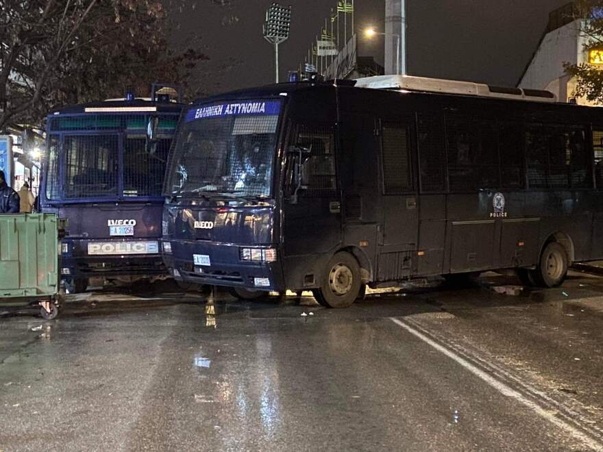 Επεισόδια έξω από το «Κλεάνθης Βικελίδης»: Άγνωστοι πέταξαν πέτρες και φωτοβολίδες στους αστυνομικούς