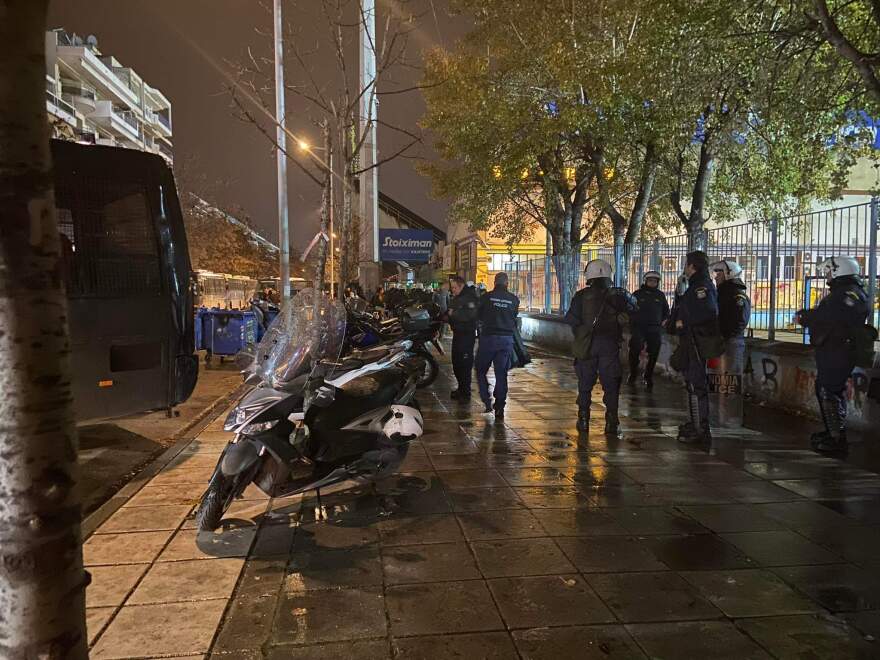 Επεισόδια έξω από το «Κλεάνθης Βικελίδης»: Άγνωστοι πέταξαν πέτρες και φωτοβολίδες στους αστυνομικούς