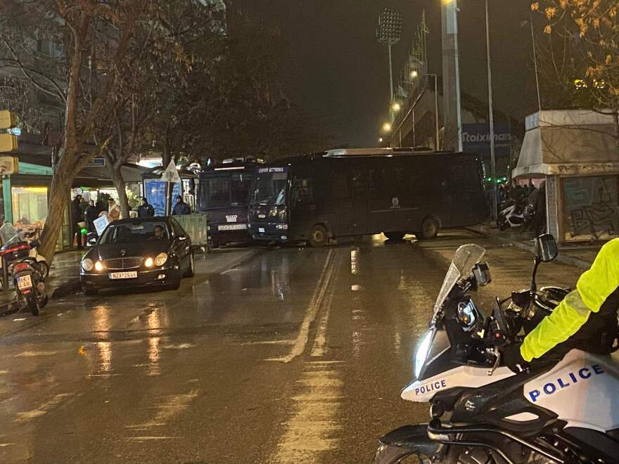 Επεισόδια έξω από το «Κλεάνθης Βικελίδης»: Άγνωστοι πέταξαν πέτρες και φωτοβολίδες στους αστυνομικούς