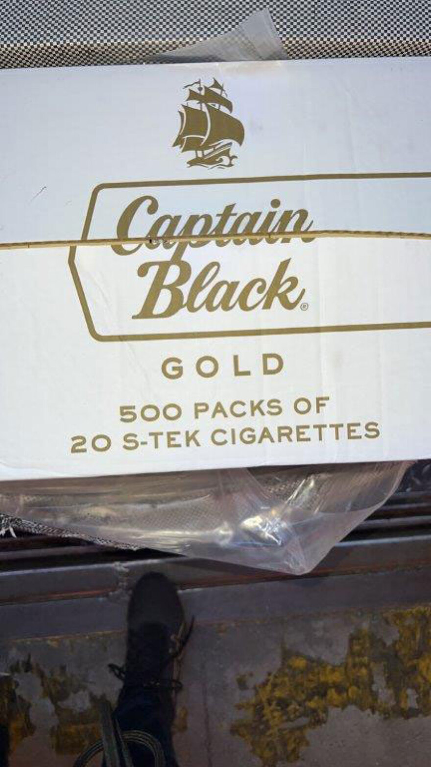 Πειραιάς: Εσώρουχα και συσκευασίες περιτυλίγματος «έκρυβαν» 24 εκατ. λαθραία τσιγάρα