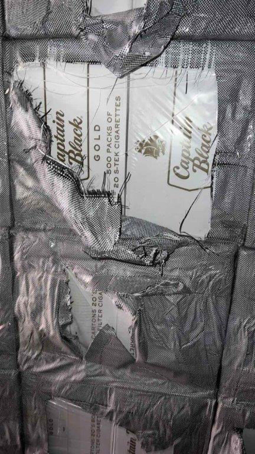 Πειραιάς: Εσώρουχα και συσκευασίες περιτυλίγματος «έκρυβαν» 24 εκατ. λαθραία τσιγάρα