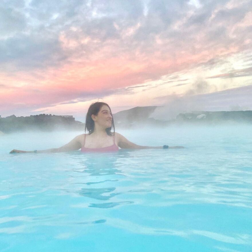 Ιωάννα Παλιoσπύρου: Με κόκκινο μπικίνι στα λουτρά Πόζαρ