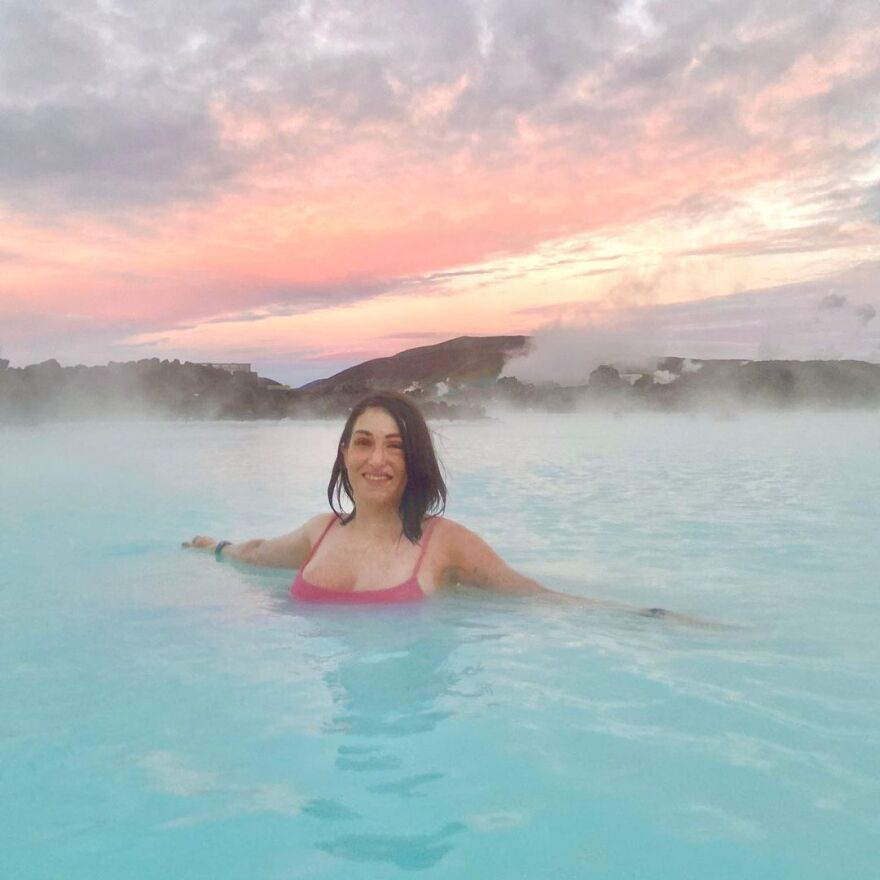 Ιωάννα Παλιoσπύρου: Με κόκκινο μπικίνι στα λουτρά Πόζαρ