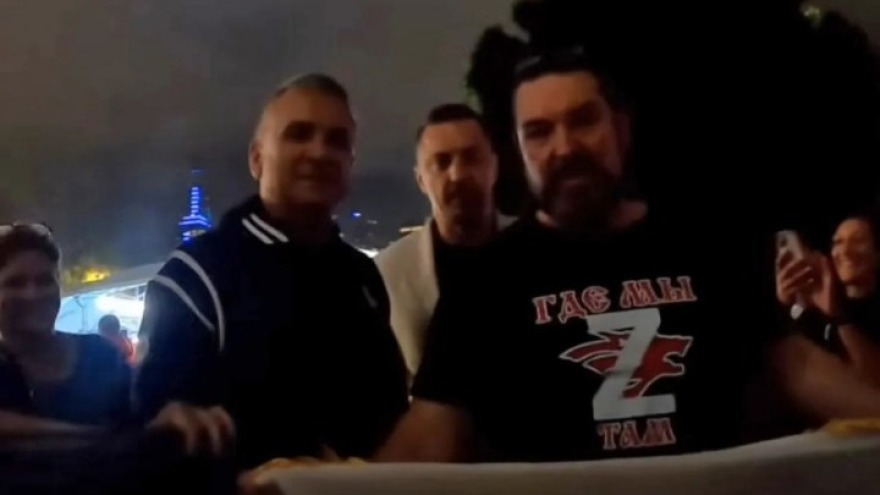 Ο πατέρας του Τζόκοβιτς φωτογραφήθηκε με οπαδούς που είχαν σημαίες των Ρώσων 