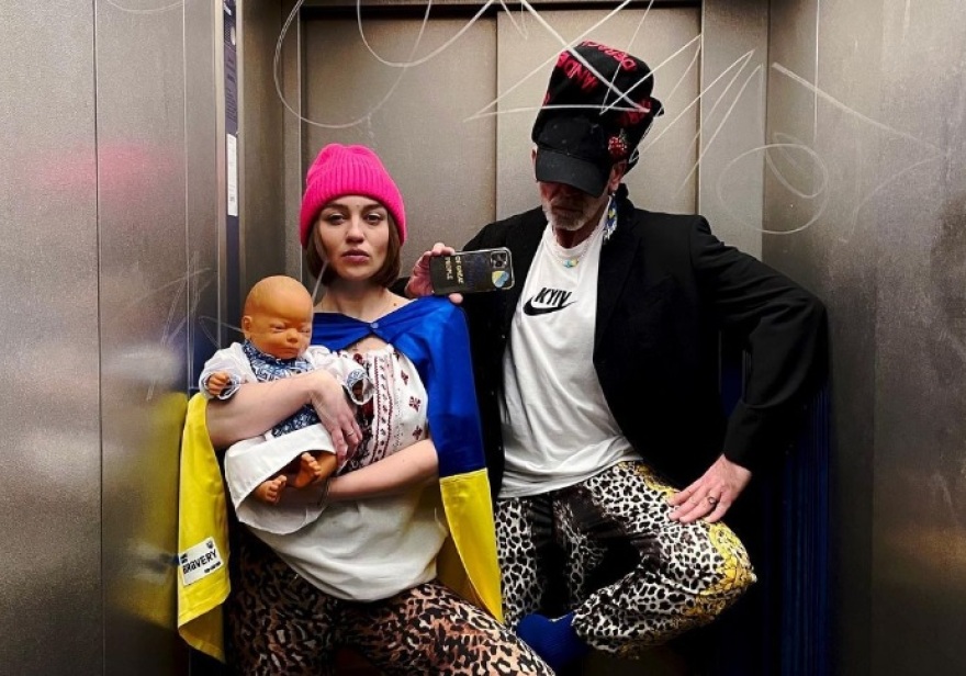 Ουκρανία: Ουκρανοί και Ουκρανές φορούν ρούχα λεοπάρ για να γιορτάσουν την αποστολή Leopard από τη Γερμανία