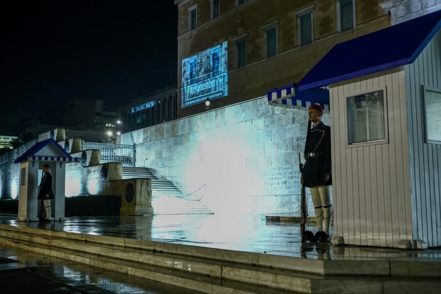 Φωταγώγηση της Βουλής για τη Διεθνή Ημέρα Μνήμης των Θυμάτων του Ολοκαυτώματος - Δείτε φωτογραφίες