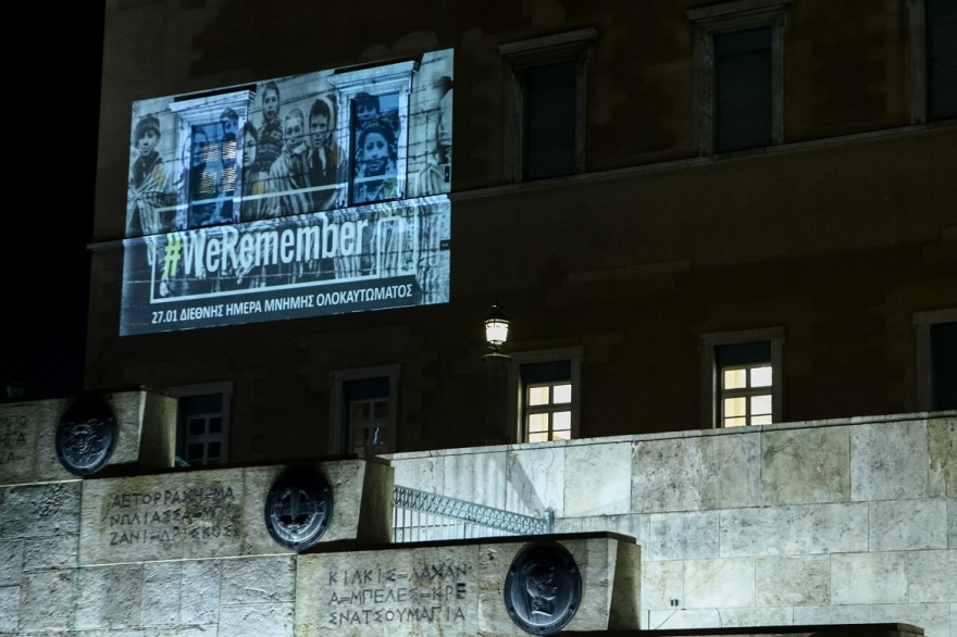 Φωταγώγηση της Βουλής για τη Διεθνή Ημέρα Μνήμης των Θυμάτων του Ολοκαυτώματος - Δείτε φωτογραφίες