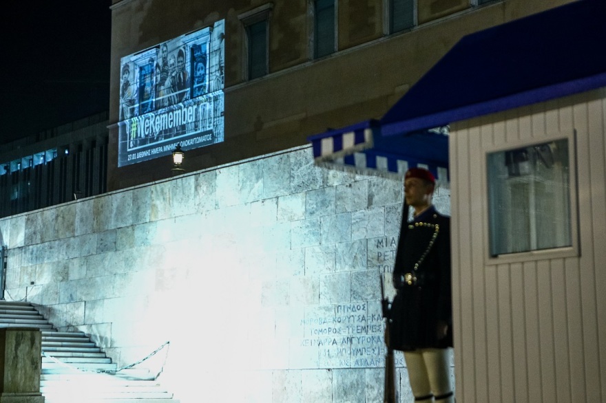 Φωταγώγηση της Βουλής για τη Διεθνή Ημέρα Μνήμης των Θυμάτων του Ολοκαυτώματος - Δείτε φωτογραφίες