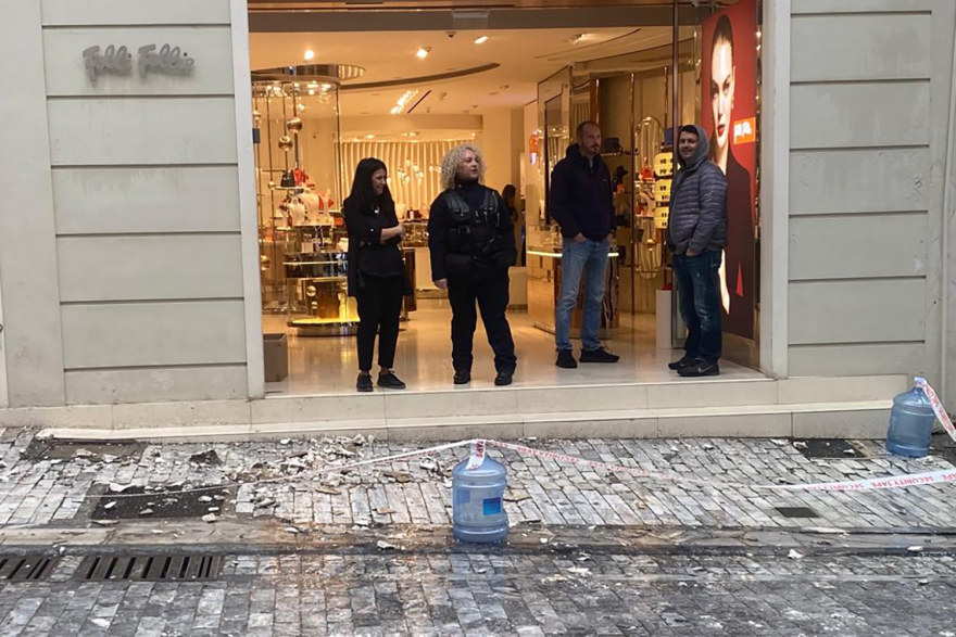 Κακοκαιρία: Κατέρρευσε περβάζι στην Ερμού - Δείτε εικόνες