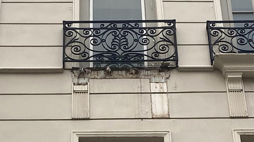 Κακοκαιρία: Κατέρρευσε περβάζι στην Ερμού - Δείτε εικόνες