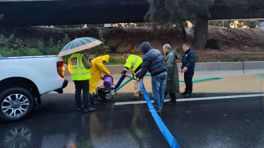Κακοκαιρία: Στην κυκλοφορία μία λωρίδα στη λεωφόρο Ποσειδώνος - Πού υπάρχουν προβλήματα