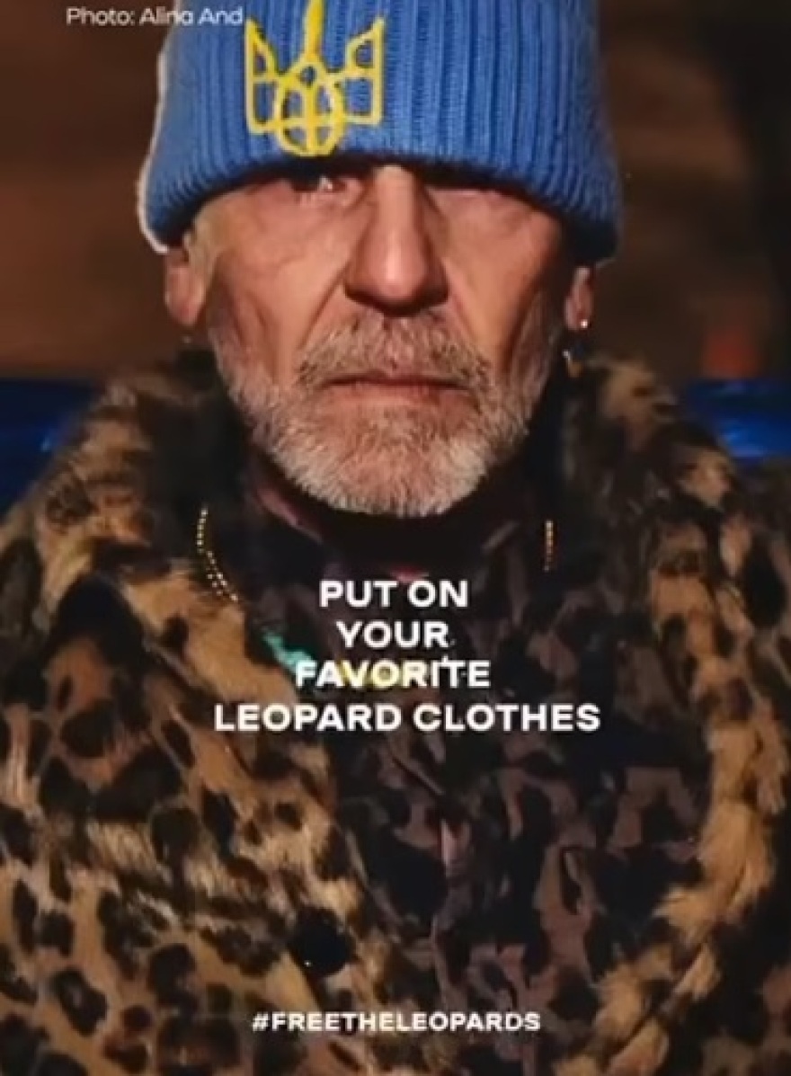 Ουκρανία: Ουκρανοί και Ουκρανές φορούν ρούχα λεοπάρ για να γιορτάσουν την αποστολή Leopard από τη Γερμανία