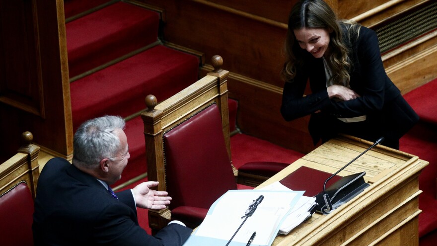 Βουλή: Το «πηγαδάκι» του Βορίδη με την Αχτσιόγλου - Δείτε φωτογραφίες