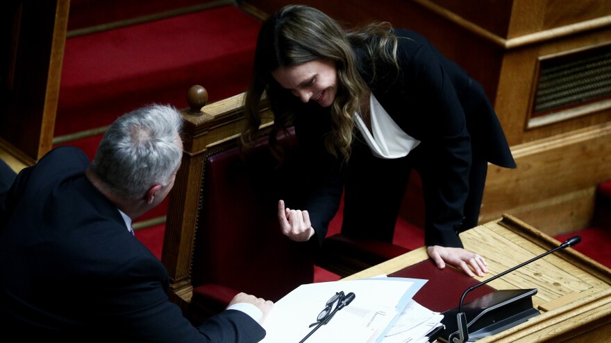 Βουλή: Το «πηγαδάκι» του Βορίδη με την Αχτσιόγλου - Δείτε φωτογραφίες