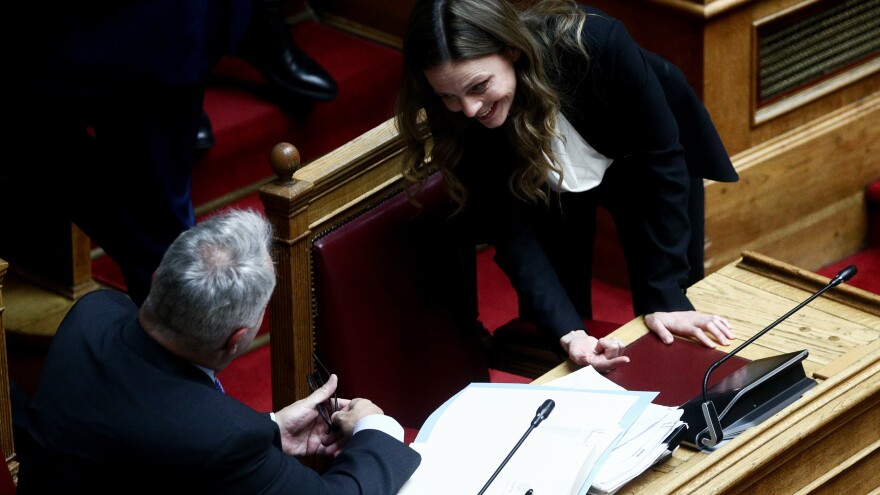 Βουλή: Το «πηγαδάκι» του Βορίδη με την Αχτσιόγλου - Δείτε φωτογραφίες