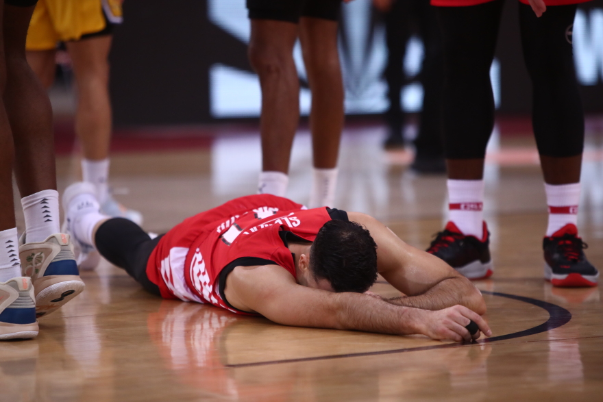 Ολυμπιακός - Μακάμπι: Τραυματίστηκε στη μέση και αποχώρησε στο 2ο δεκάλεπτο ο Σλούκας 