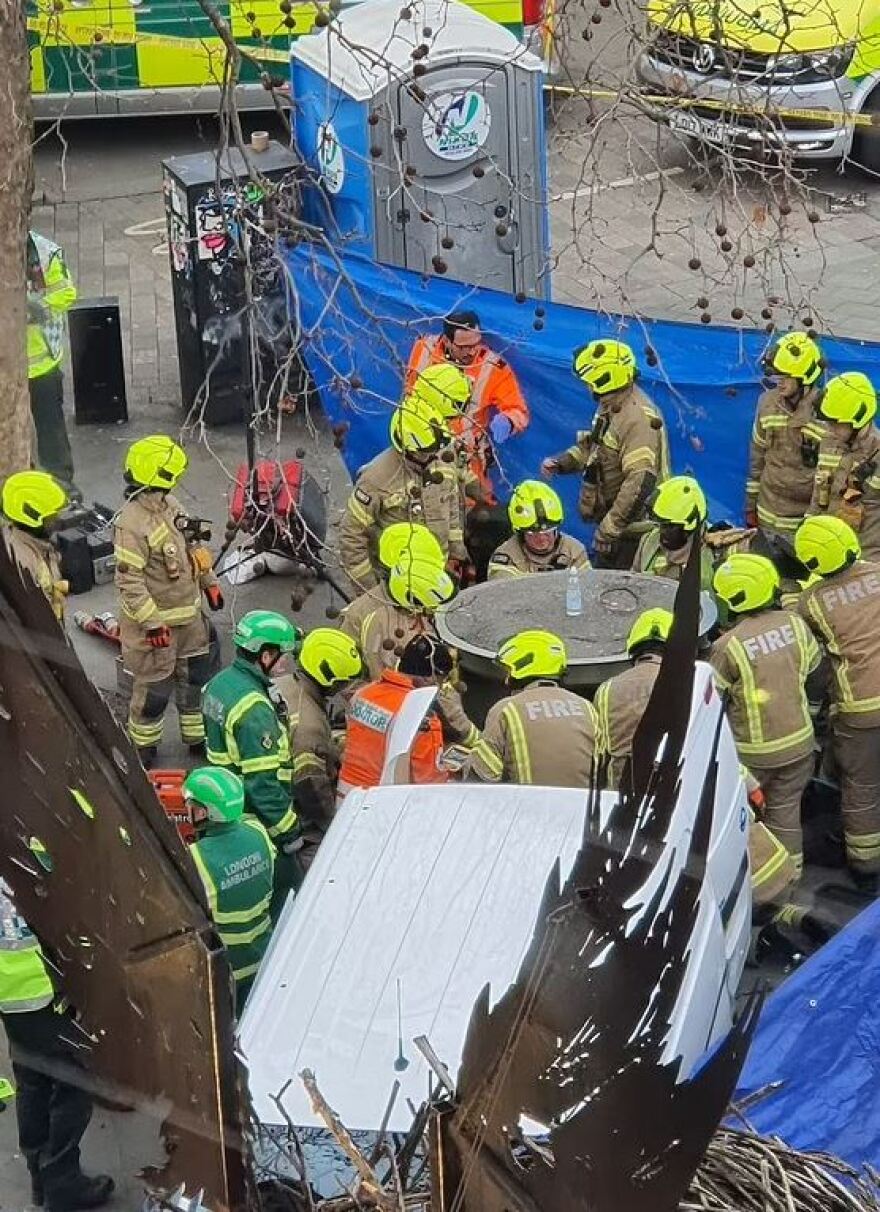 Λονδίνο: Τεχνίτης καταπλακώθηκε από δημόσιο ουρητήριο σε δρόμο