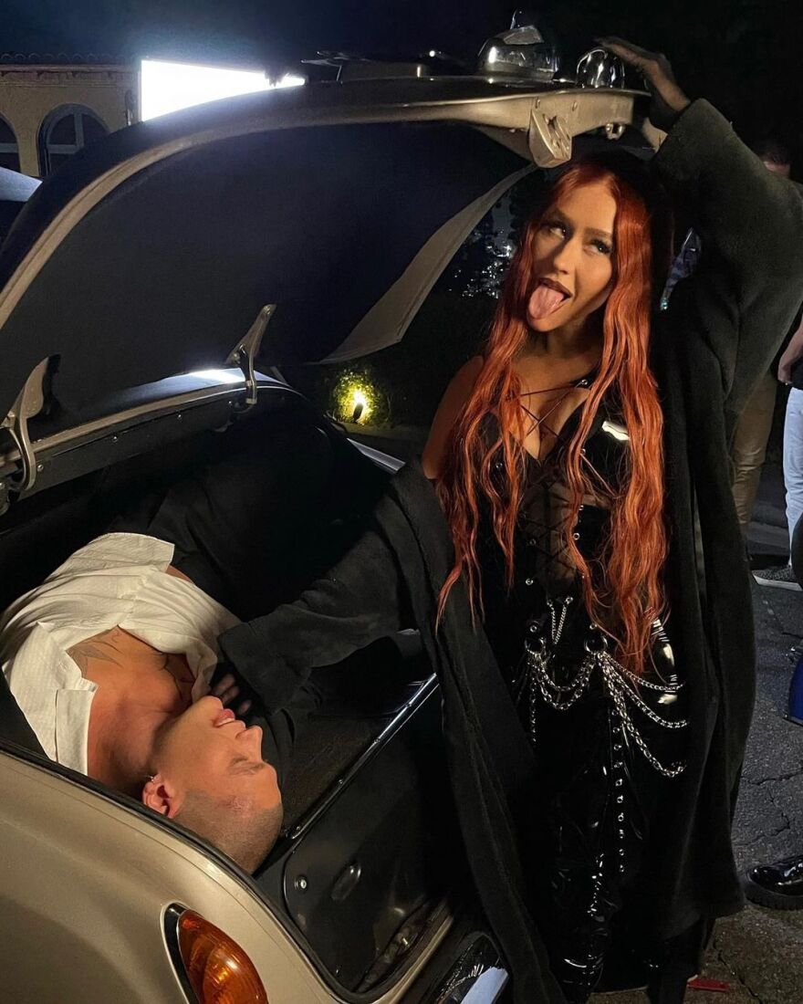 Κριστίνα Αγκιλέρα: Ποζάρει τόπλες με μαύρο καλσόν