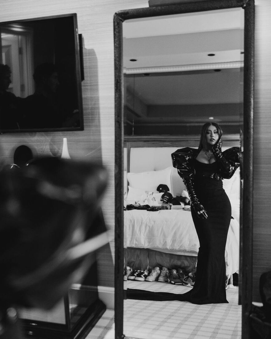 Κριστίνα Αγκιλέρα: Ποζάρει τόπλες με μαύρο καλσόν