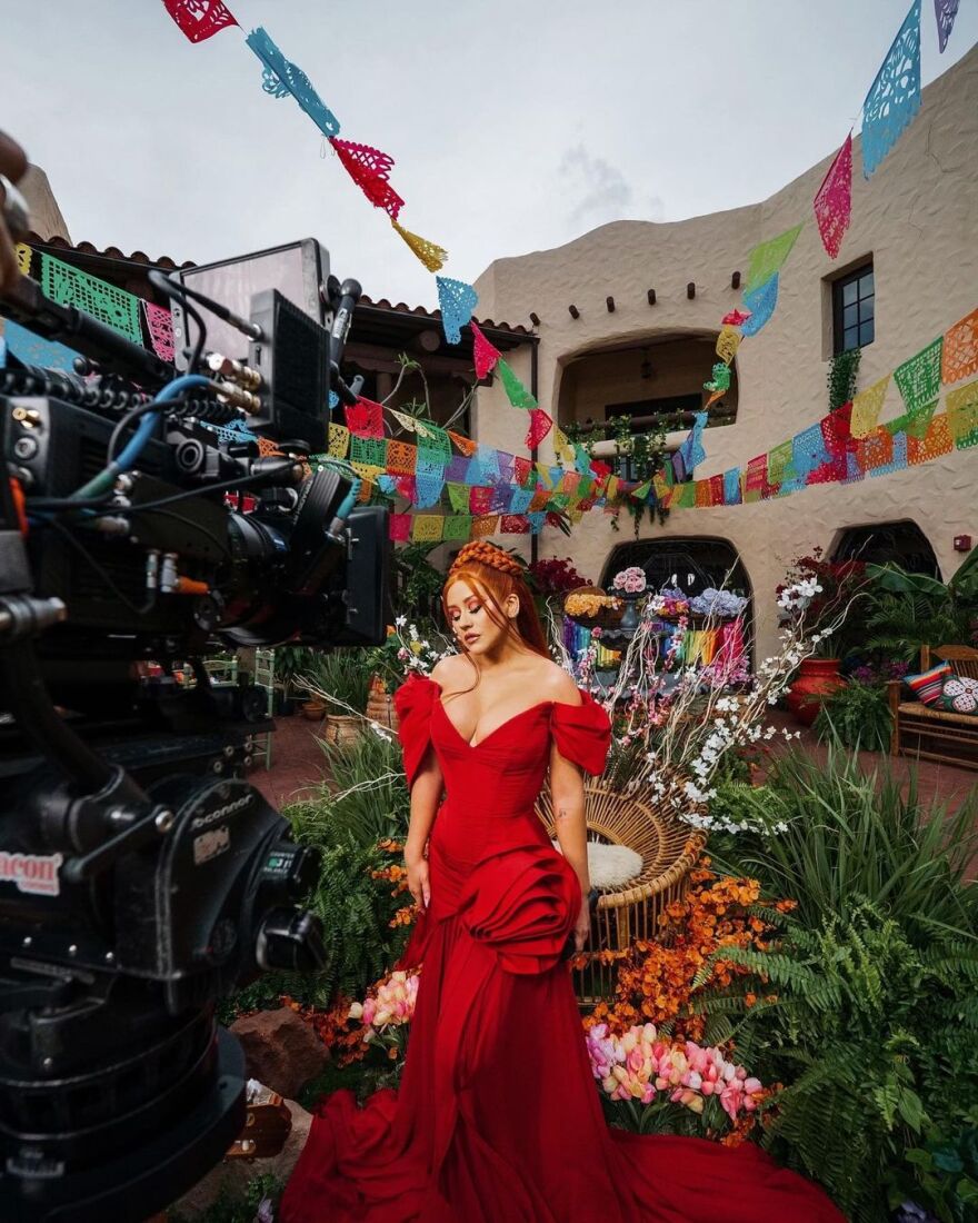 Κριστίνα Αγκιλέρα: Ποζάρει τόπλες με μαύρο καλσόν