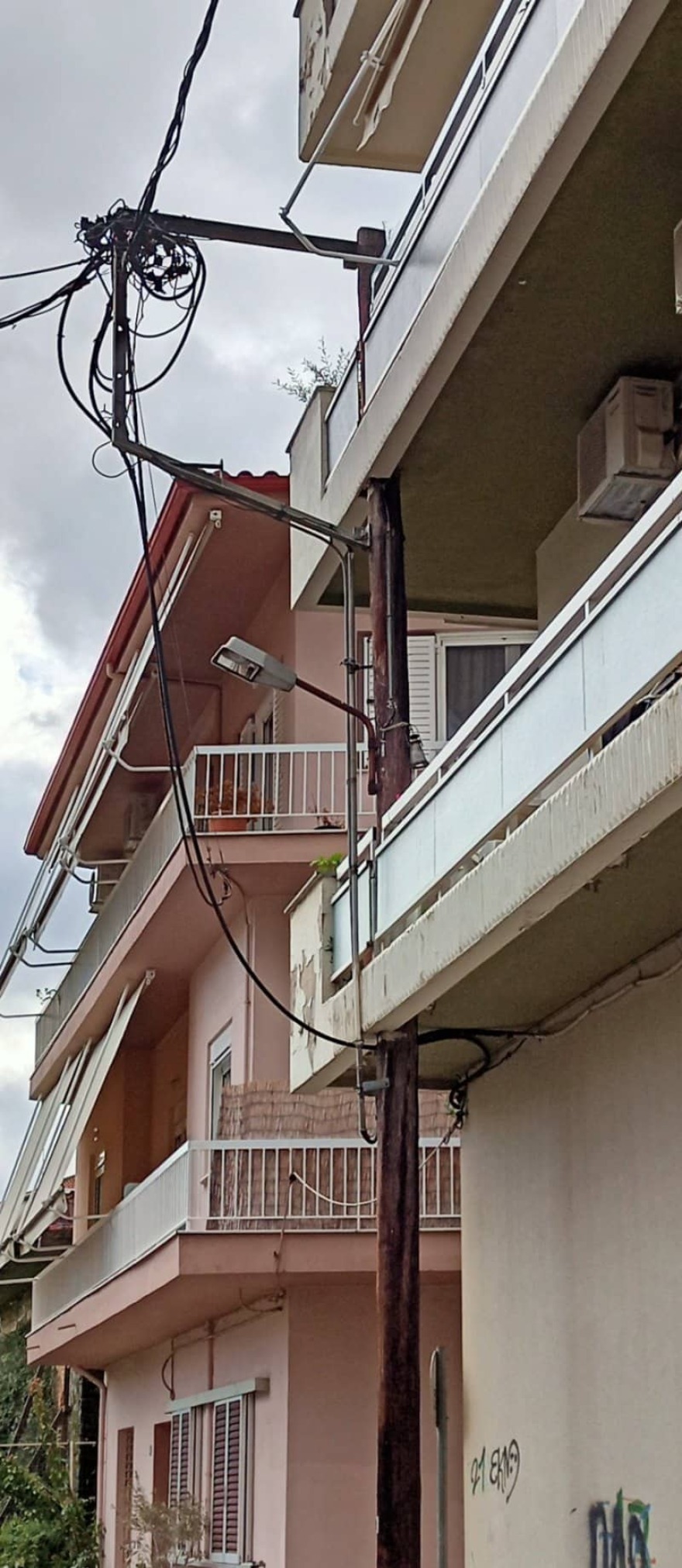 Αγρίνιο: Κολώνα ηλεκτροδότησης διαπερνά δύο μπαλκόνια πολυκατοικίας - Δείτε φωτογραφίες