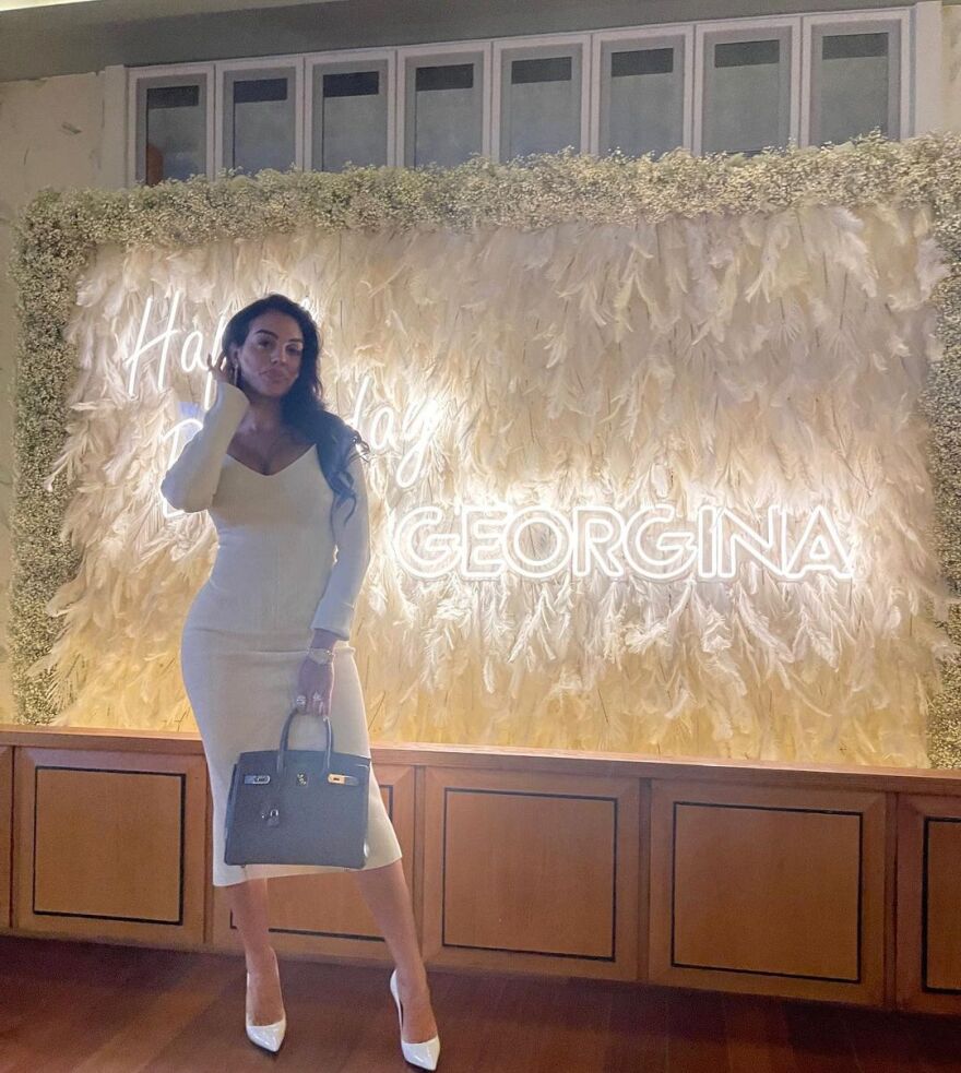 Τζορτζίνα Ροντρίγκεζ: Πέταξε τη μαντίλα και γιόρτασε τα πρώτα γενέθλια στη Σαουδική Αραβία με... ντεκολτέ