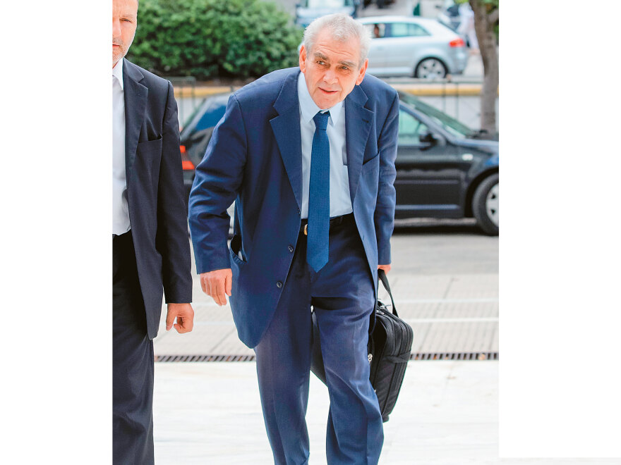 «Μάξιμος Σαράφης»: O βίος και η πολιτεία του κουκουλοφόρου μάρτυρα στην υπόθεση της Novartis που αποδείχτηκε κοινός απατεώνας