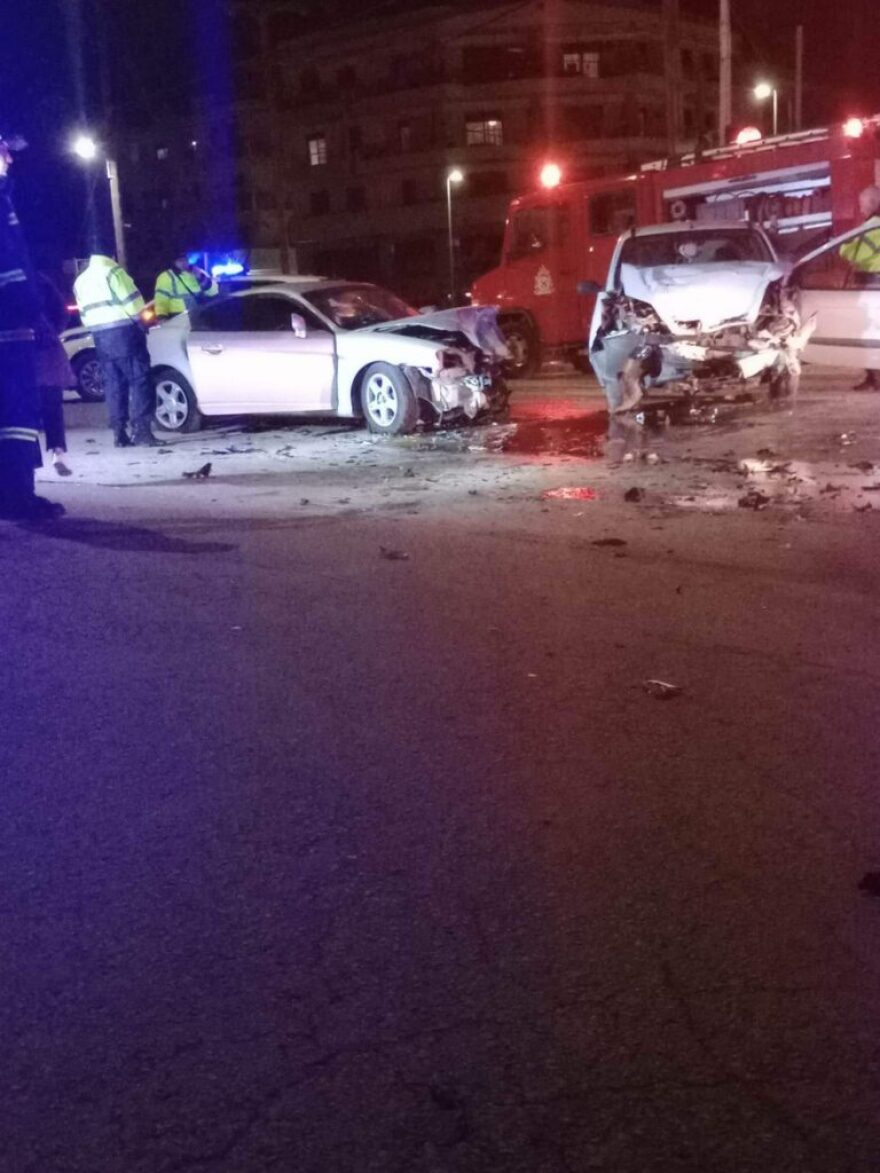 Θεσσαλονίκη: Τρεις τραυματίες σε τροχαίο - Τον έναν τον απεγκλώβισε η πυροσβεστική - Δείτε φωτογραφίες