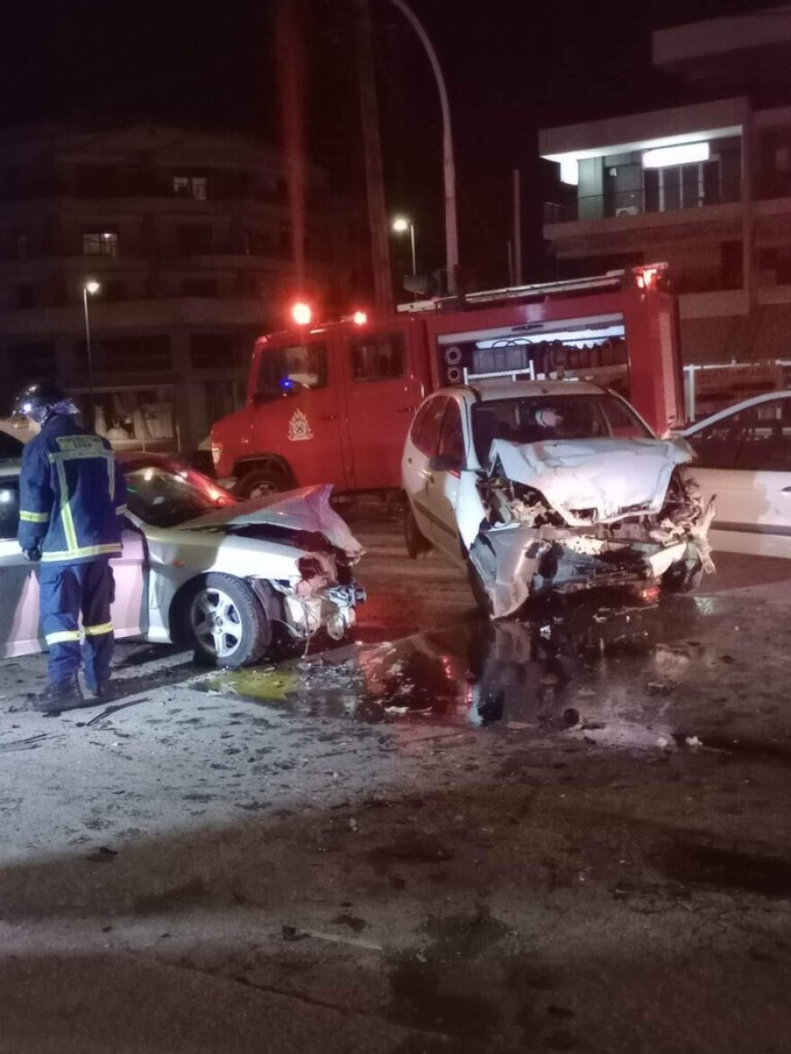 Θεσσαλονίκη: Τρεις τραυματίες σε τροχαίο - Τον έναν τον απεγκλώβισε η πυροσβεστική - Δείτε φωτογραφίες