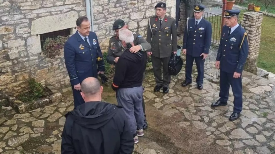 Πτώση Phantom F-4: Την οικογένεια του 29χρονου υποσμηναγού επισκέφτηκε ο Φλώρος