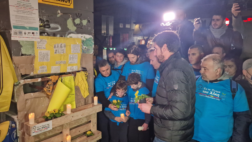 Δολοφονία Άλκη Καμπανού: Φόρος τιμής έναν χρόνο μετά - Κεράκια και λουλούδια στο σημείο της επίθεσης 