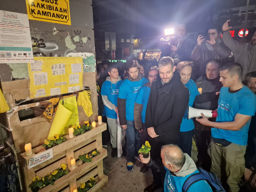 Δολοφονία Άλκη Καμπανού: Φόρος τιμής έναν χρόνο μετά - Κεράκια και λουλούδια στο σημείο της επίθεσης 