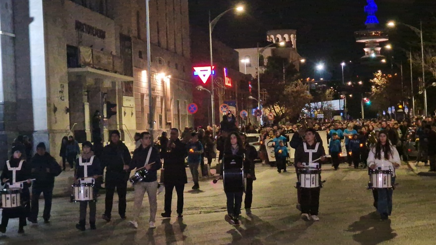 Άλκης Καμπανός: Πένθιμη μουσική και κεριά στην πορεία για την επέτειο δολοφονίας του 19χρονου