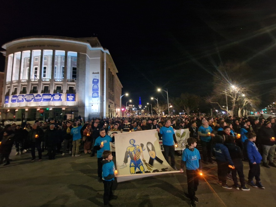 Άλκης Καμπανός: Πένθιμη μουσική και κεριά στην πορεία για την επέτειο δολοφονίας του 19χρονου