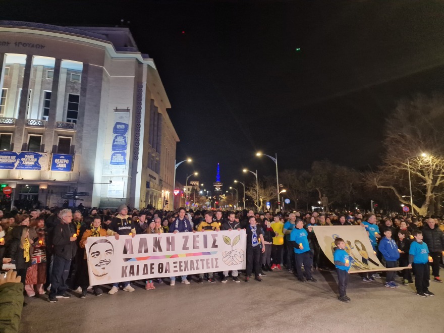 Άλκης Καμπανός: Πένθιμη μουσική και κεριά στην πορεία για την επέτειο δολοφονίας του 19χρονου