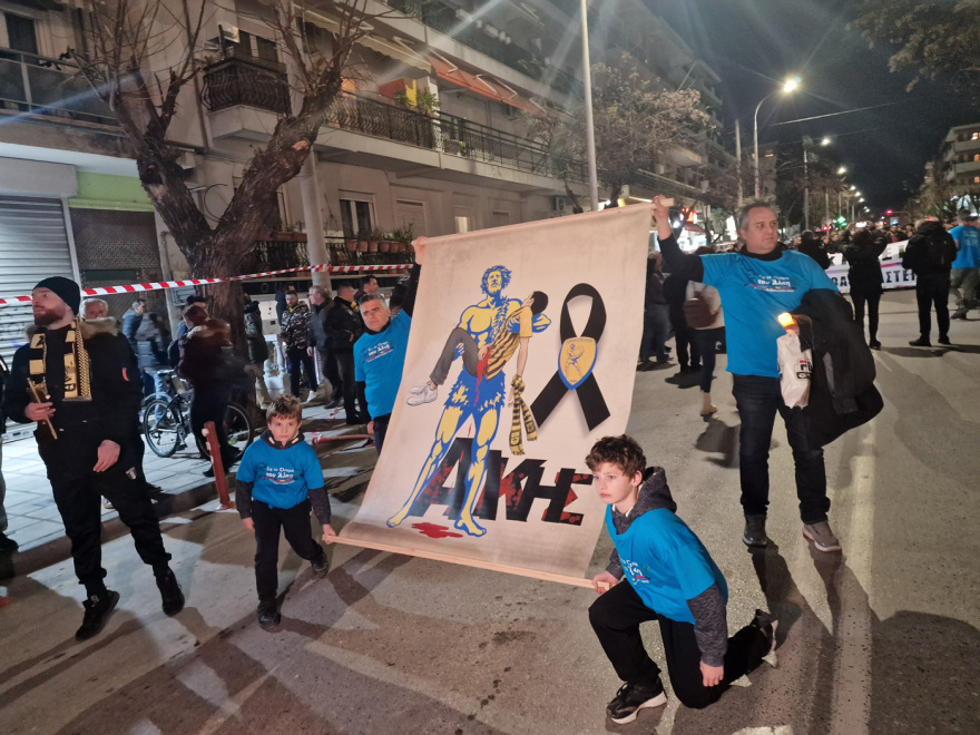 Δολοφονία Άλκη Καμπανού: Φόρος τιμής έναν χρόνο μετά - Κεράκια και λουλούδια στο σημείο της επίθεσης 