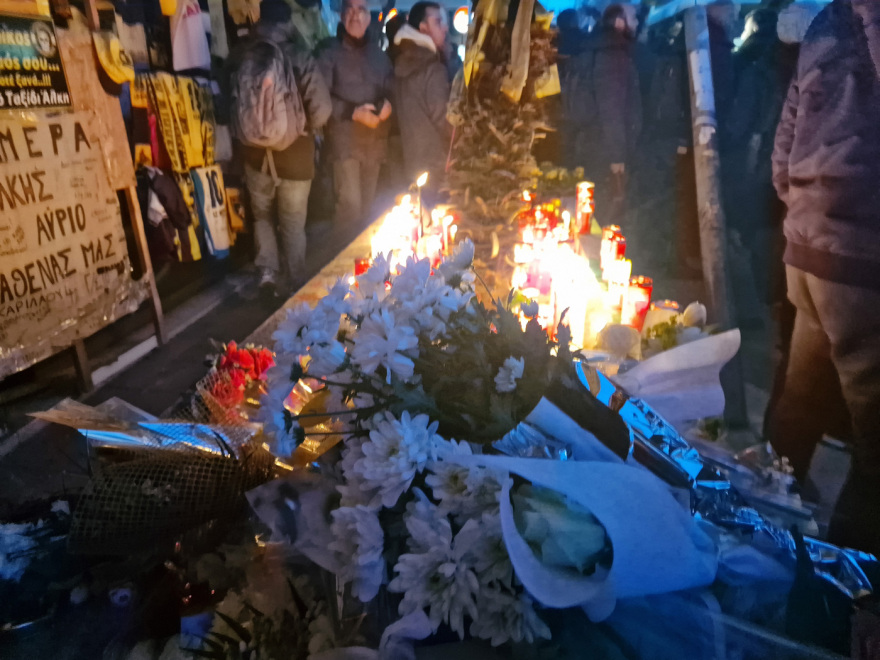 Δολοφονία Άλκη Καμπανού: Φόρος τιμής έναν χρόνο μετά - Κεράκια και λουλούδια στο σημείο της επίθεσης 